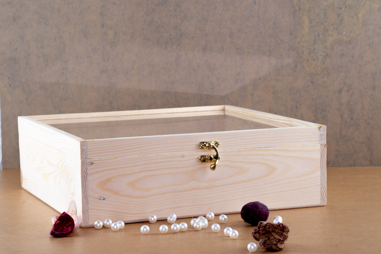 Pinewood box with lock and acrylic