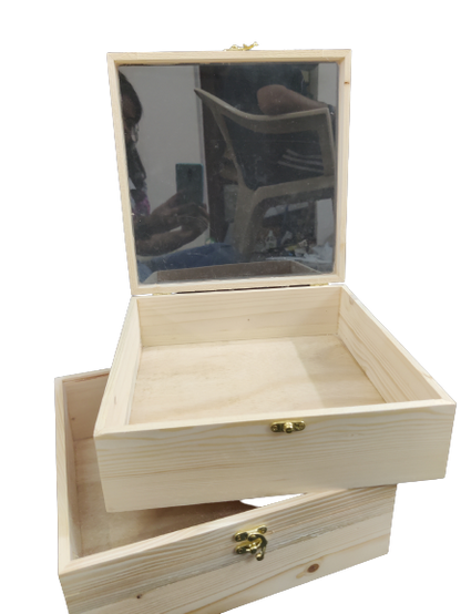 Pinewood box with lock and acrylic