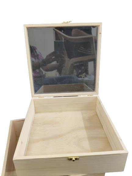 Pinewood box with lock and acrylic